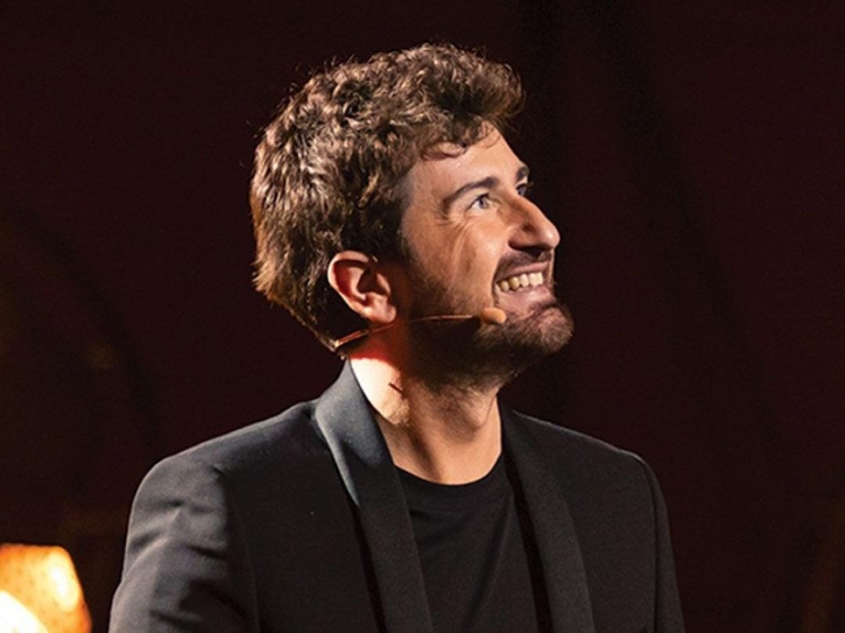 Alessandro Siani compie 50 anni: le origini del nome d'arte, gli inizi, la vita privata (riservatissima), 7 segreti