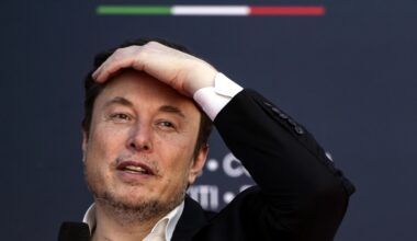 Tesla sale a Wall Street, Musk acquista azioni per un miliardo: non aveva mai comprato così tanti titoli