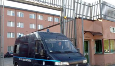 Spiava le vicine dal buco della serratura, loro fanno installare le telecamere e lo incastrano: arrestato «stalker condominiale» a Casnate con Bernate