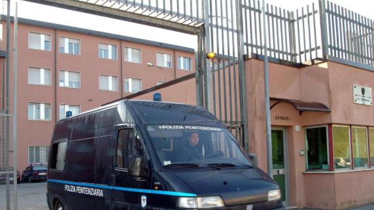 Spiava le vicine dal buco della serratura, loro fanno installare le telecamere e lo incastrano: arrestato «stalker condominiale» a Casnate con Bernate