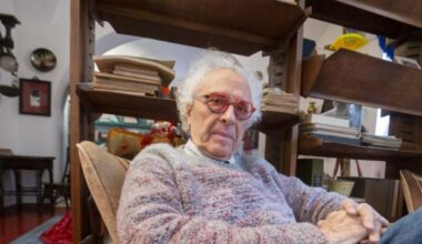 Mughini costretto a vendere la sua collezione di libri: «Non ho risparmi e da quando sono stato male nessuno mi fa lavorare in tv. Gli amici? Evaporati»