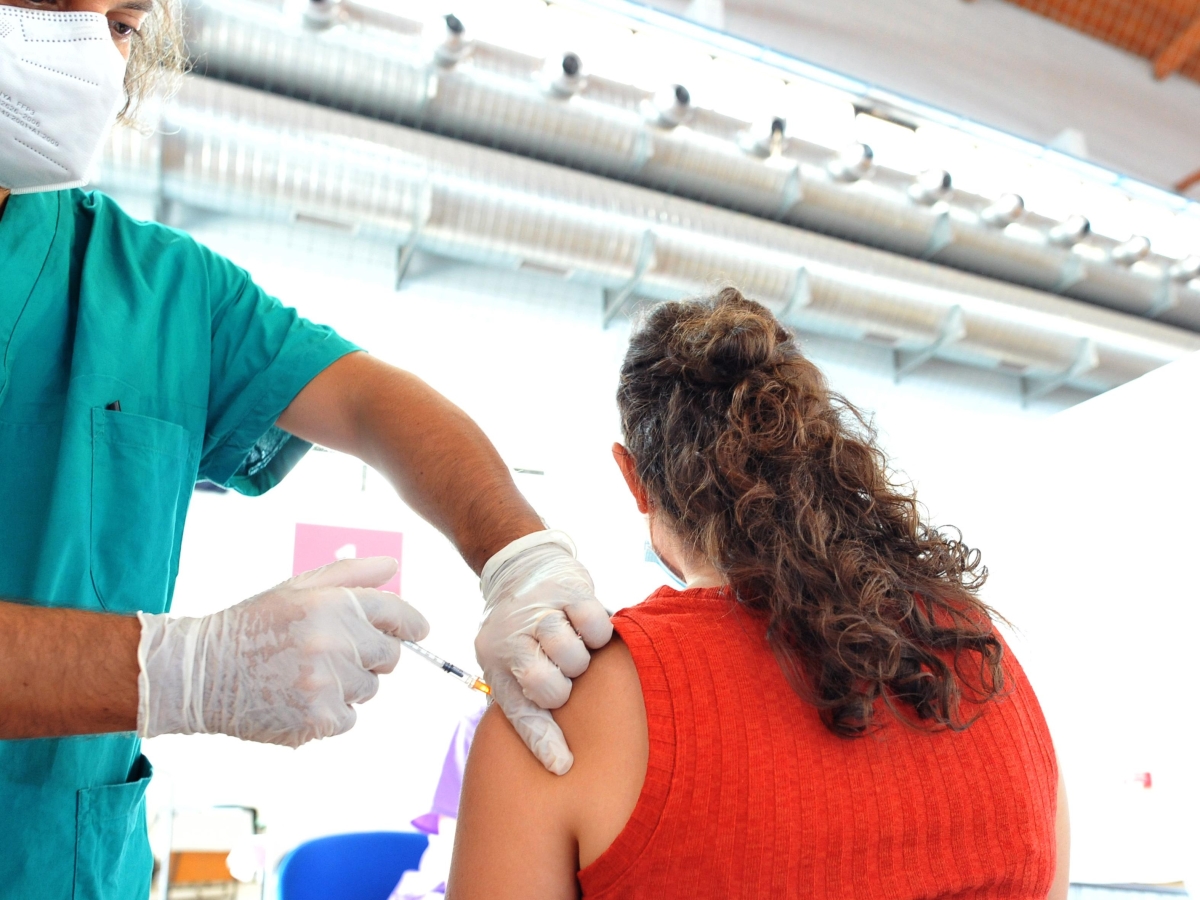 Covid, quasi mille contagi in una settimana in Italia. «Andamento endemico». E dal 1° ottobre iniziano le vaccinazioni contro l'influenza in Lombardia