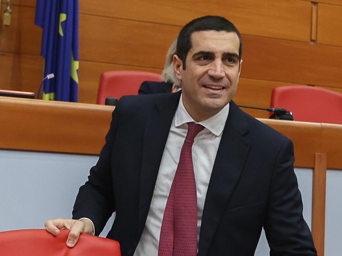 Michele de Pascale: «Gli infermieri fuggono dall'Emilia-Romagna per stipendi bassi e carriere bloccate, non solo affitti alti. Servono risorse e scuole per le professioni sanitarie»
