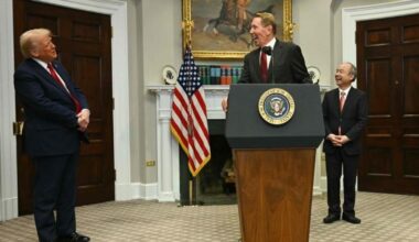 Larry Ellison scavalca Musk: il più ricco del mondo ha 81 anni e ha guadagnato 100 miliardi in un giorno (grazie a Trump)