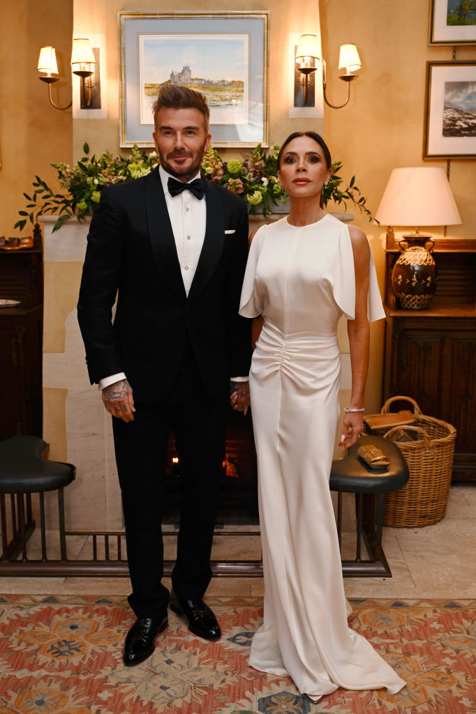Dai Beckham a Donatella Versace e Renzo Rosso: tutti i look per la cena organizzata da re Carlo