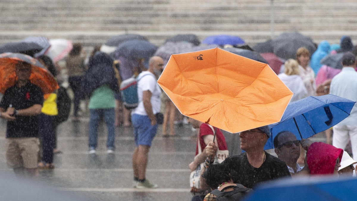 Maltempo a Roma, allerta arancione in cinque regioni: nel Lazio rovesci e vento forte da martedì notte. Scuole chiuse a Anzio
