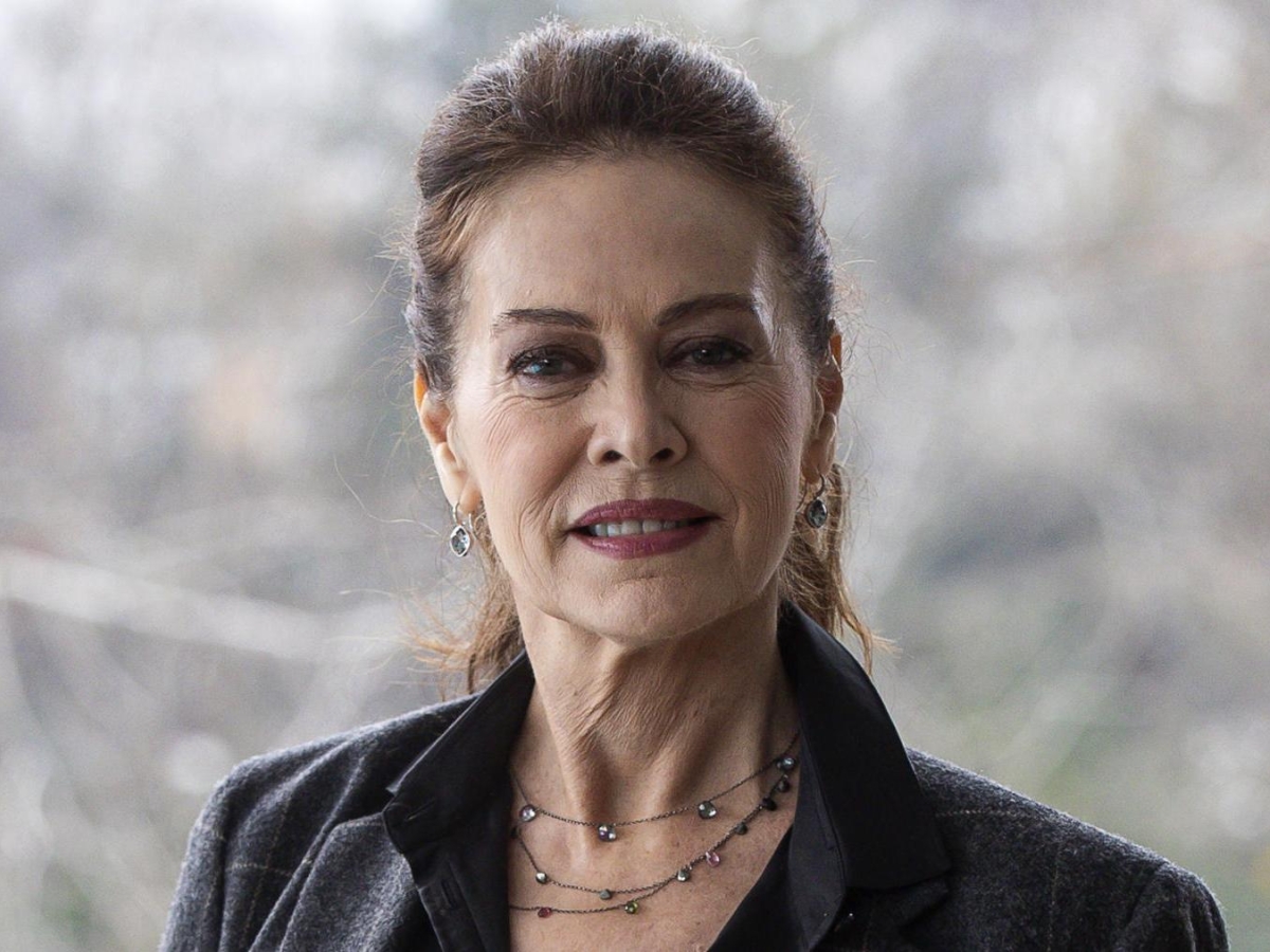 Elena Sofia Ricci: «Armani capì per primo che con il Covid non si poteva sfilare. Noi suoi abiti mi sono sentita libera»