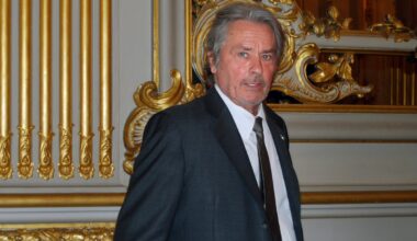 Alain Delon, battaglia legale tra i figli per l'eredità: «È stato manipolato. Il testamento non ha valore»