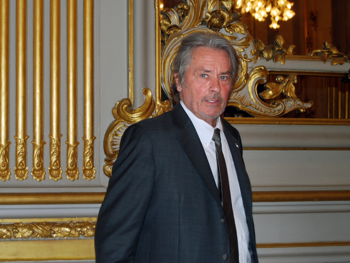 Alain Delon, battaglia legale tra i figli per l'eredità: «È stato manipolato. Il testamento non ha valore»