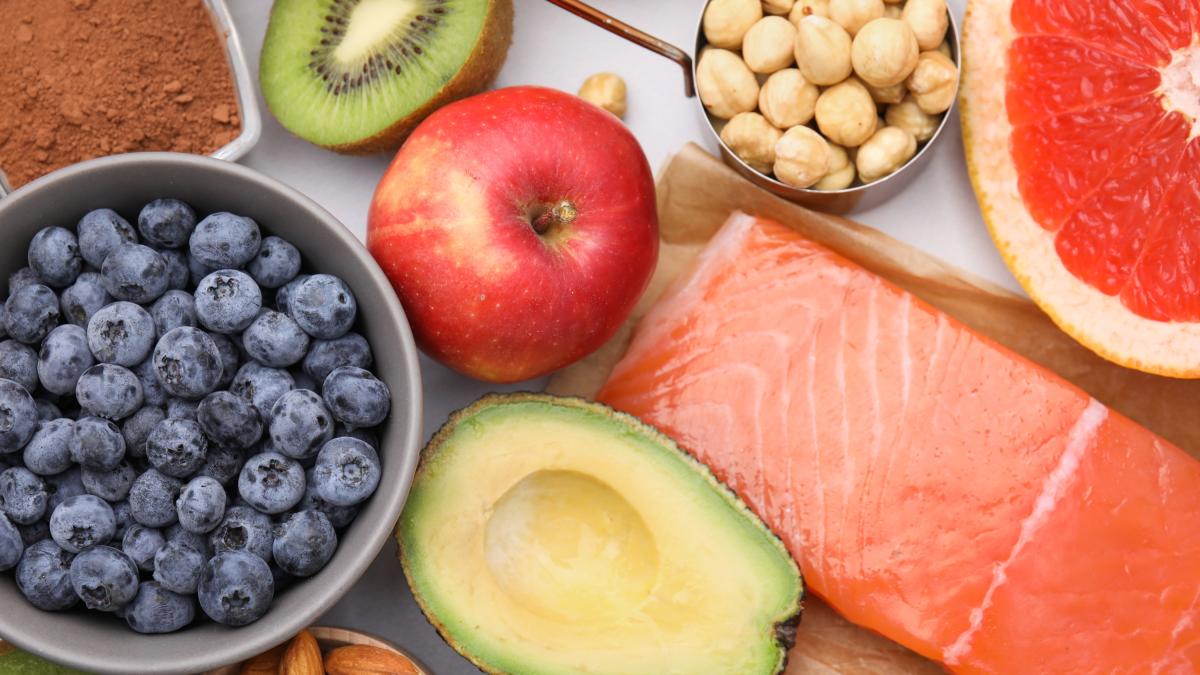 Dieta anti-demenza: ecco cosa mangiare per abbassare il rischio