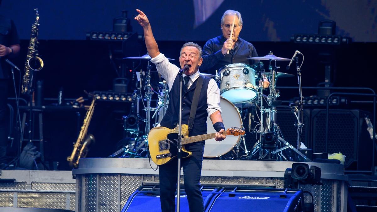 Bruce Springsteen compie 76 anni: le origini italiane, chi è la moglie con cui sta da più di 30 anni, 7 segreti