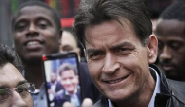 Charlie Sheen compie 60 anni: nato in una famiglia di attori, gli eccessi, la vita sentimentale burrascosa, 7 segreti