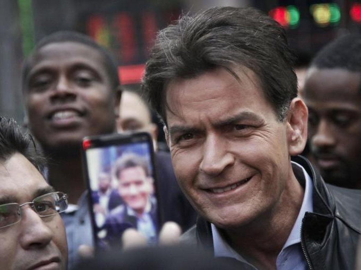 Charlie Sheen compie 60 anni: nato in una famiglia di attori, gli eccessi, la vita sentimentale burrascosa, 7 segreti