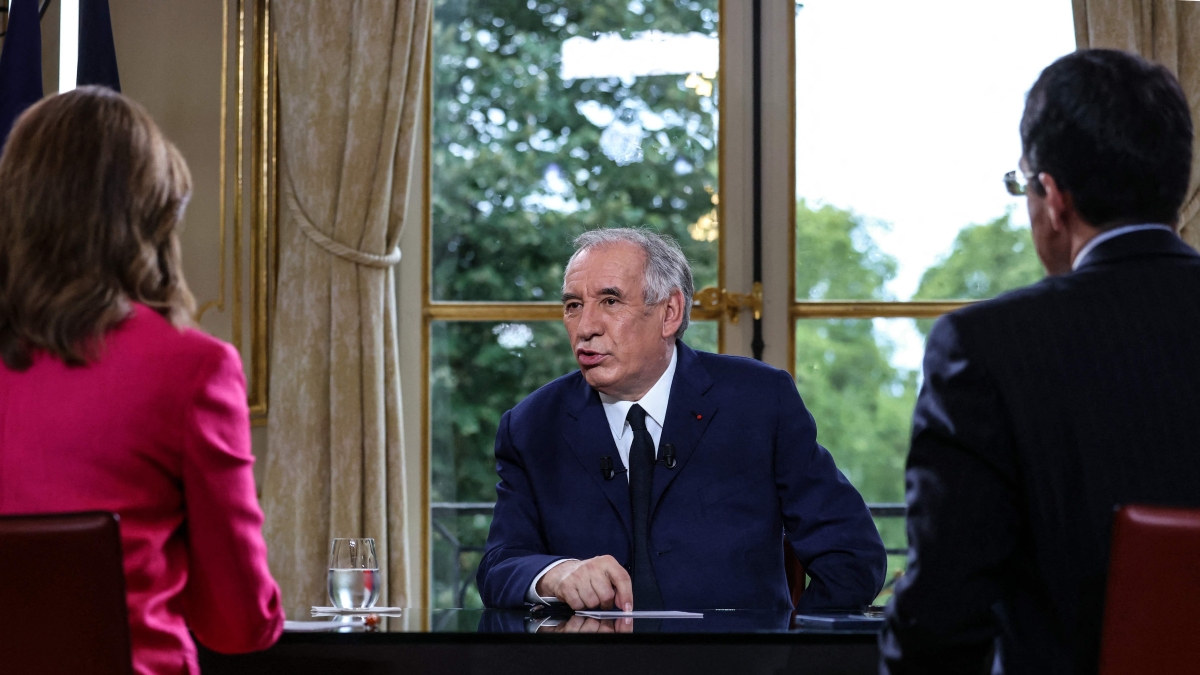 Francia, Bayrou accusa l'Italia: «Fa una politica di dumping fiscale». Palazzo Chigi: «Affermazioni infondate»