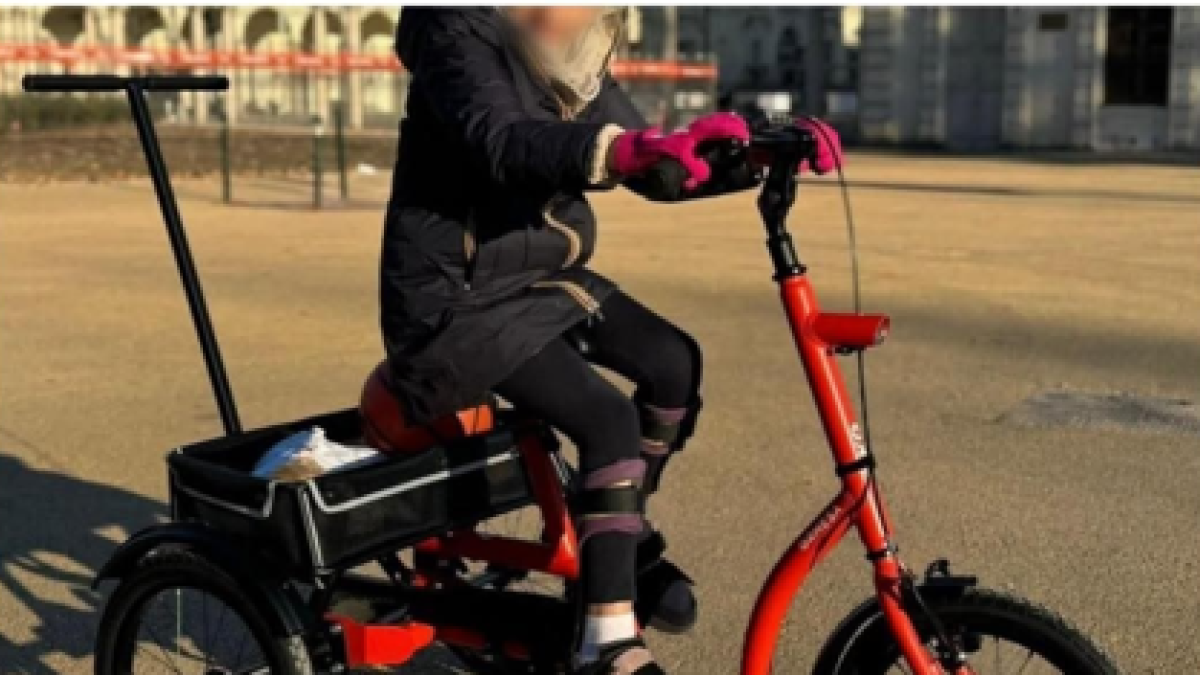 Torino, rubano il triciclo ortopedico ad una bimba disabile. L'appello del papà: «Ladri miserabili». Raccolti i fondi per comprarne uno nuovo