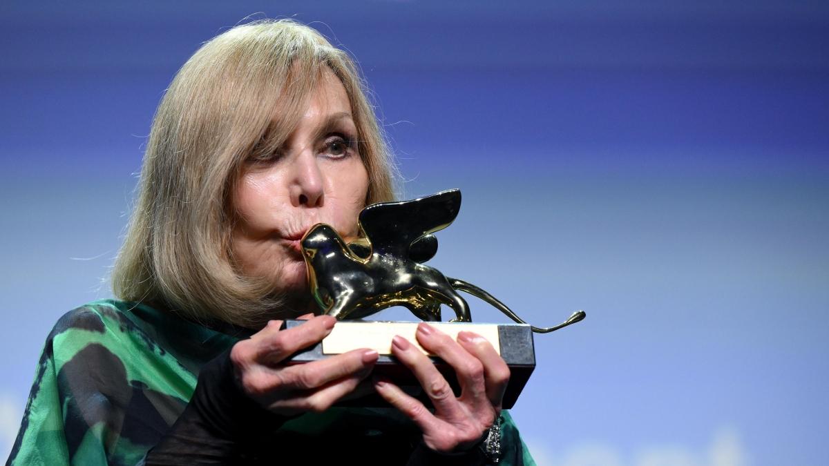 Venezia, a Kim Novak il Leone d'oro alla carriera e 8 minuti di applausi: «Fare di tutto per salvare le nostre democrazie»
