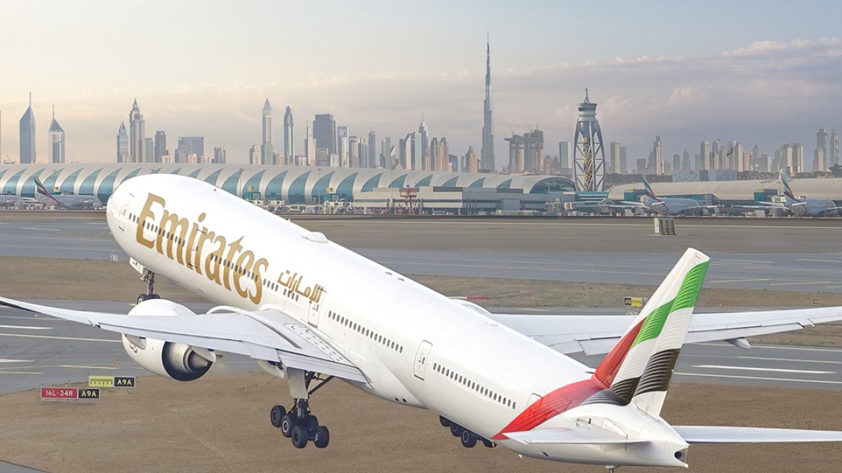 Emirates cerca assistenti di volo (anche in Italia): ecco le date, i requisiti e i benefit per chi viene assunto