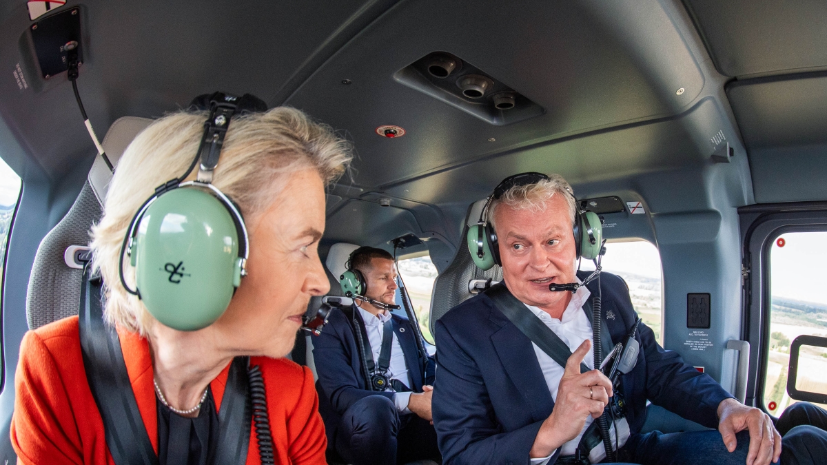 Disturbi al volo di Ursula von der Leyen, i sospetti di interferenze russe: gps in tilt, l'atterraggio in Bulgaria con le mappe cartacee