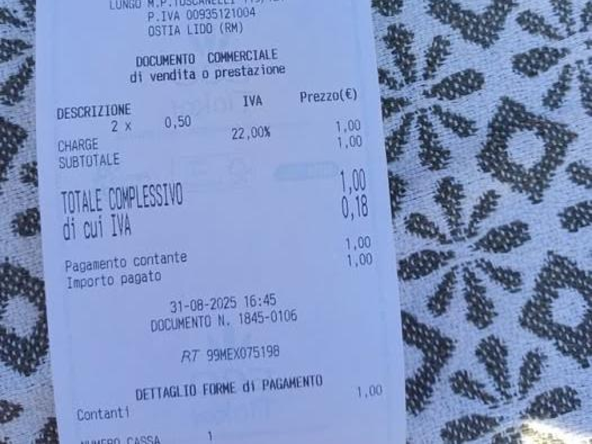 Ostia, 1 euro per ricaricare il telefono nello stabilimento balneare: «Abbiamo toccato il fondo»