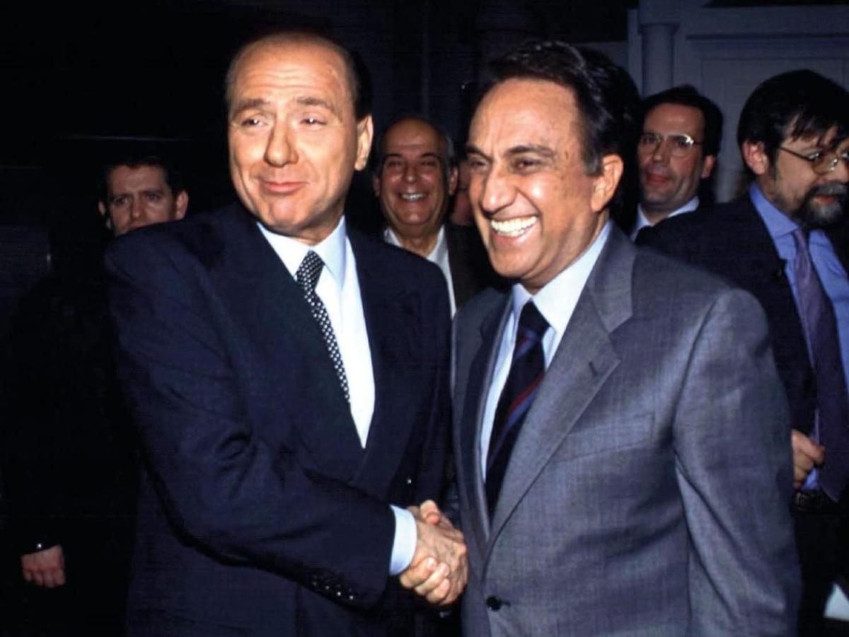 L'ostentata venerazione per Berlusconi, gli inizi in Rai, la toppa delle bandierine elettorali: così Fede inventò un genere che andava oltre il giornalismo