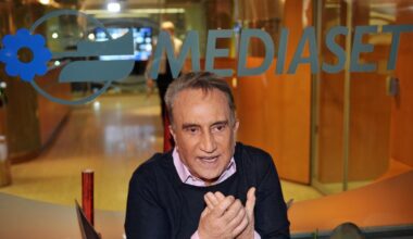 Emilio Fede è morto oggi, l'ex direttore del Tg4 aveva 94 anni: l'inchiesta Ruby, l'arresto, la moglie Diana