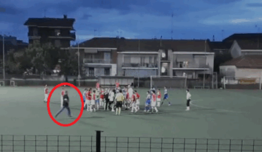 Collegno, calciatore 13enne aggredito: in un video dagli spalti l’irruzione del padre in campo