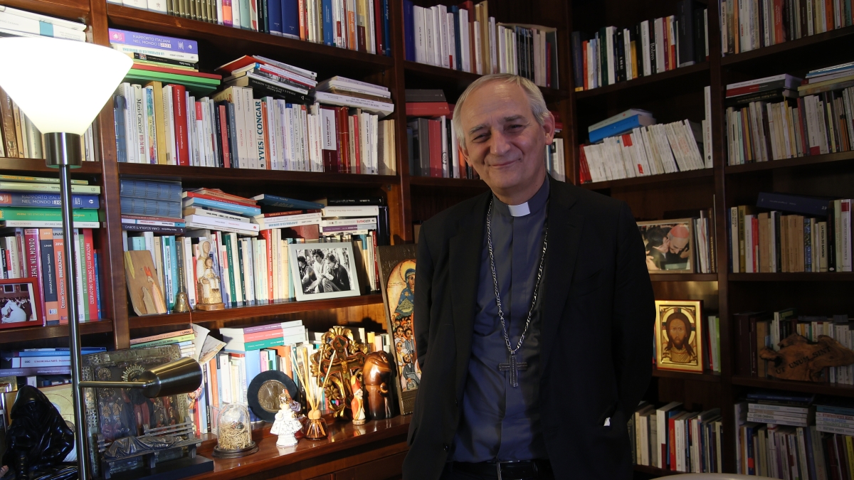 Il cardinale Zuppi: «Papa Leone come Francesco: difenderà gli stranieri perché è scritto nel Vangelo»