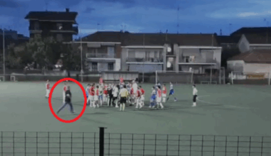 «Mi scuso, ma non è andata così»: parla il padre che ha aggredito il 13enne in campo. La «verità» raccontata dal video della rissa a Collegno