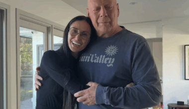 Demi Moore parla di Bruce Willis. «È difficile vedere qualcuno che era così forte e determinato, trasformarsi in altre parti di sé. Sua moglie Emma ha fatto un lavoro magistrale»