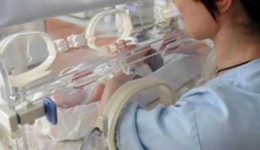 Parma, bambino nasce senza gambe: «Ai genitori risarcimento da 350.000 euro, i medici non hanno capito le ecografie. La madre poteva abortire»