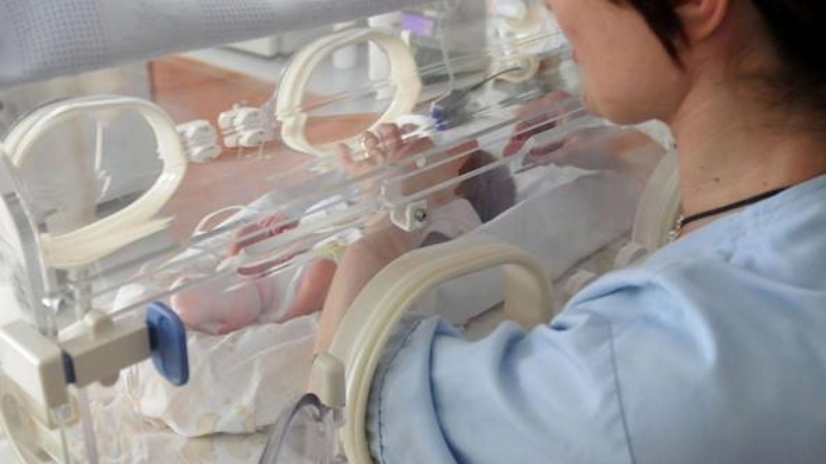 Parma, bambino nasce senza gambe: «Ai genitori risarcimento da 350.000 euro, i medici non hanno capito le ecografie. La madre poteva abortire»