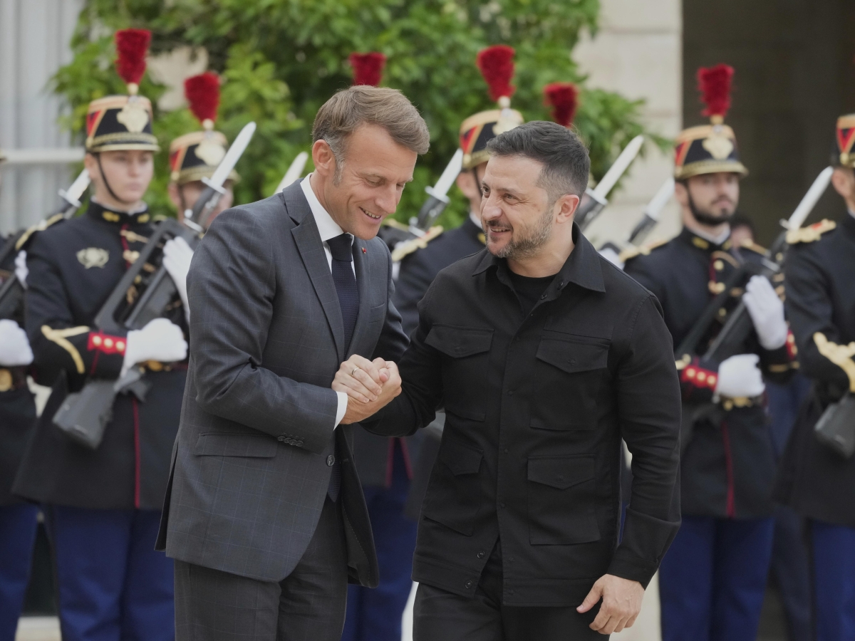 I volenterosi a Parigi per le garanzie a Kiev: più sostegno militare e articolo 5 della nato