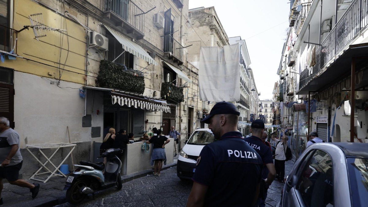 Forcella, uccide il marito nel letto con decine di coltellate: arrestata. In casa la figlia e la nipotina. La donna: mi sono difesa
