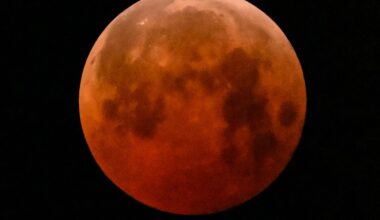 Eclissi totale di Luna domenica 7 settembre, a che ora vederla in Italia: cosa sapere