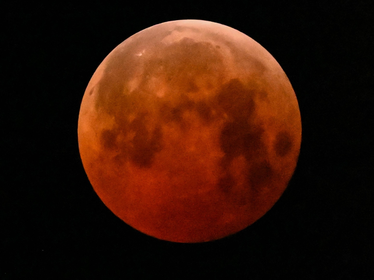 Eclissi totale di Luna domenica 7 settembre, a che ora vederla in Italia: cosa sapere