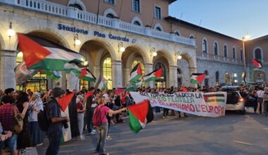 Pisa, centinaia di manifestanti pro Pal bloccano i treni in stazione