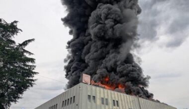 Incendio alla Eurostamp di Pianezza: la struttura è crollata. Allerta per possibili sostanze tossiche