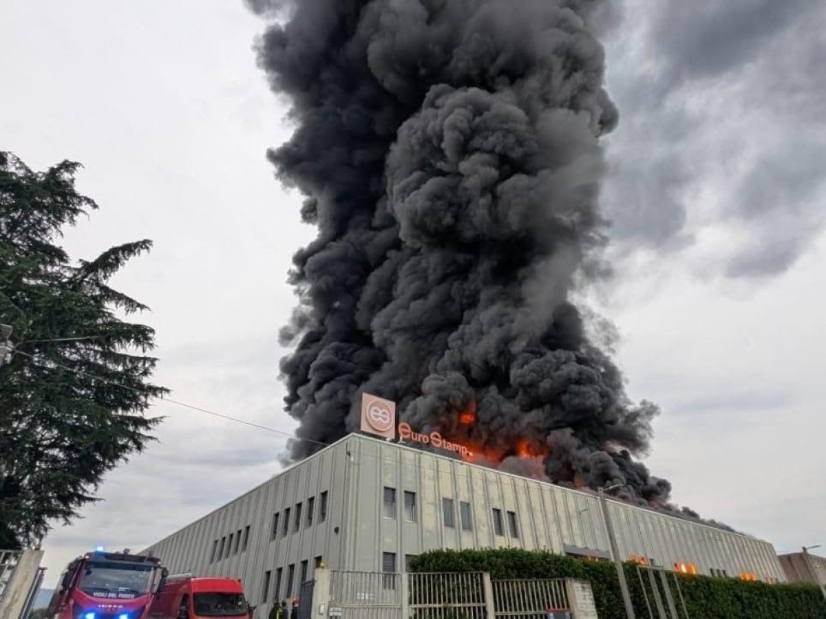 Incendio alla Eurostamp di Pianezza: la struttura è crollata. Allerta per possibili sostanze tossiche