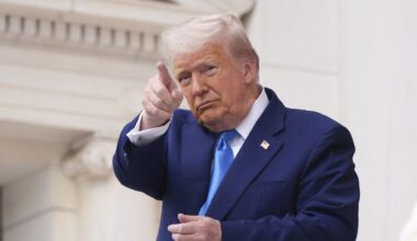 Trump taglia i fondi militari ai Paesi confinanti con la Russia e avverte la Ue: «Basta acquisti di petrolio russo e più pressioni sulla Cina»