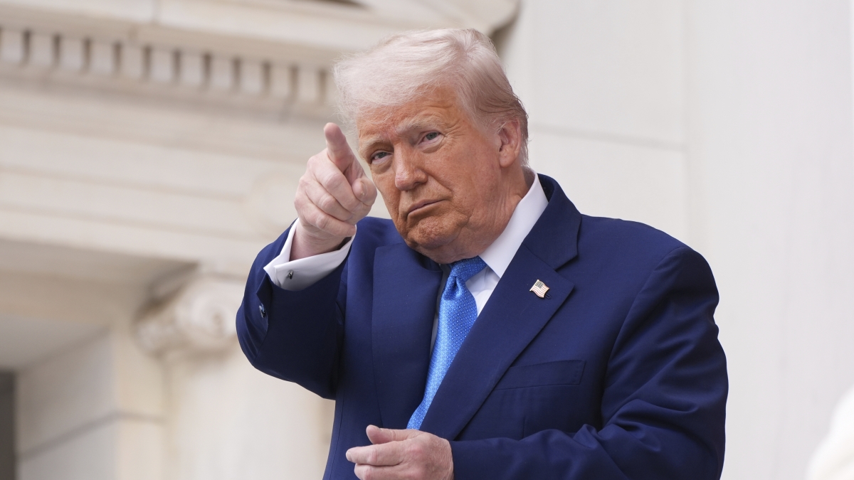 Trump taglia i fondi militari ai Paesi confinanti con la Russia e avverte la Ue: «Basta acquisti di petrolio russo e più pressioni sulla Cina»