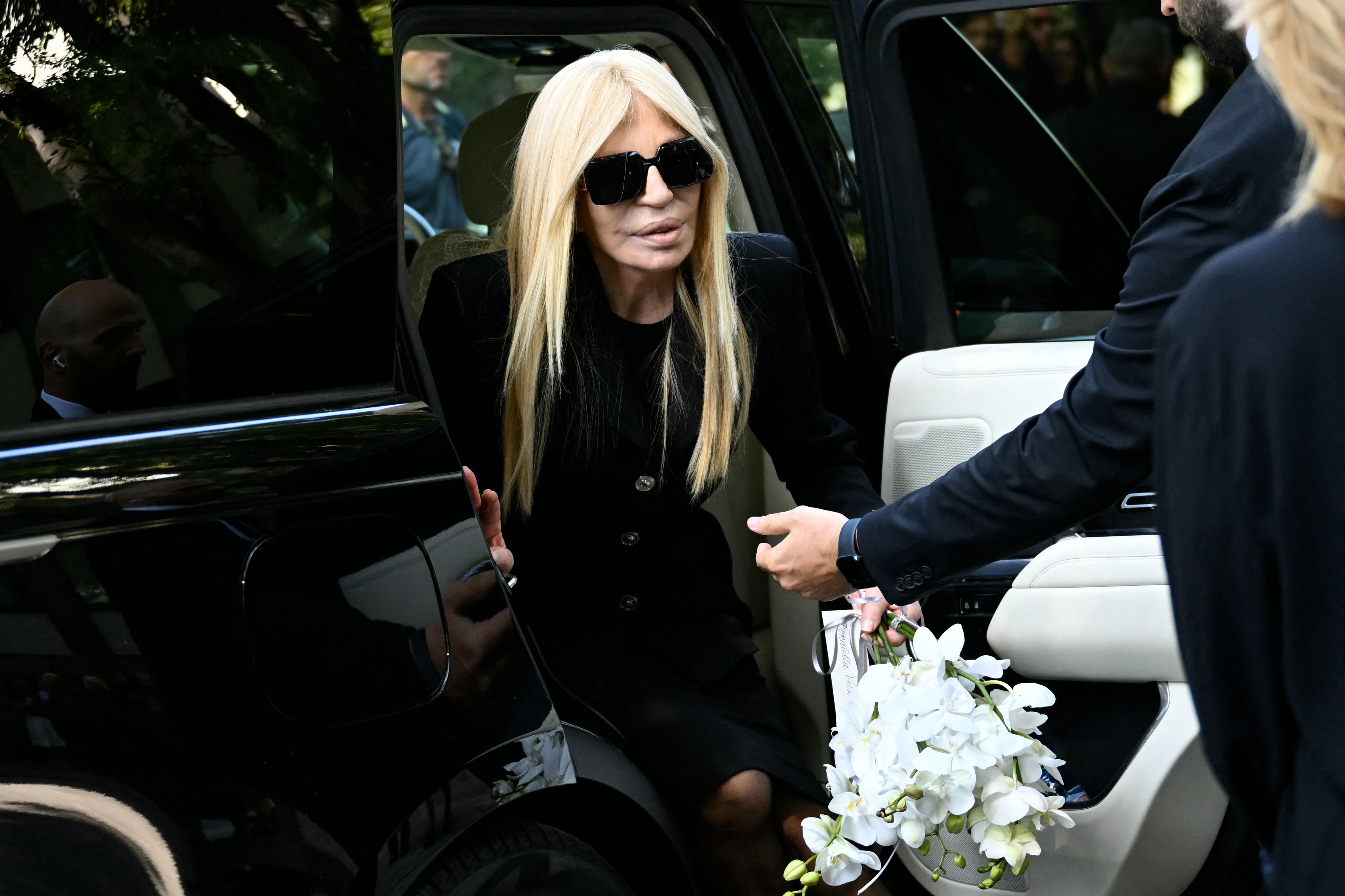 TOPSHOT - Italian fashion designer Donatella Versace arrives at the Armani Theatre where late Italian fashion designer Giorgio Armani lies-in state, in Milan on September 6, 2025. Giorgio Armani died on September 4, 2025 at 91. (Photo by Stefano R...
