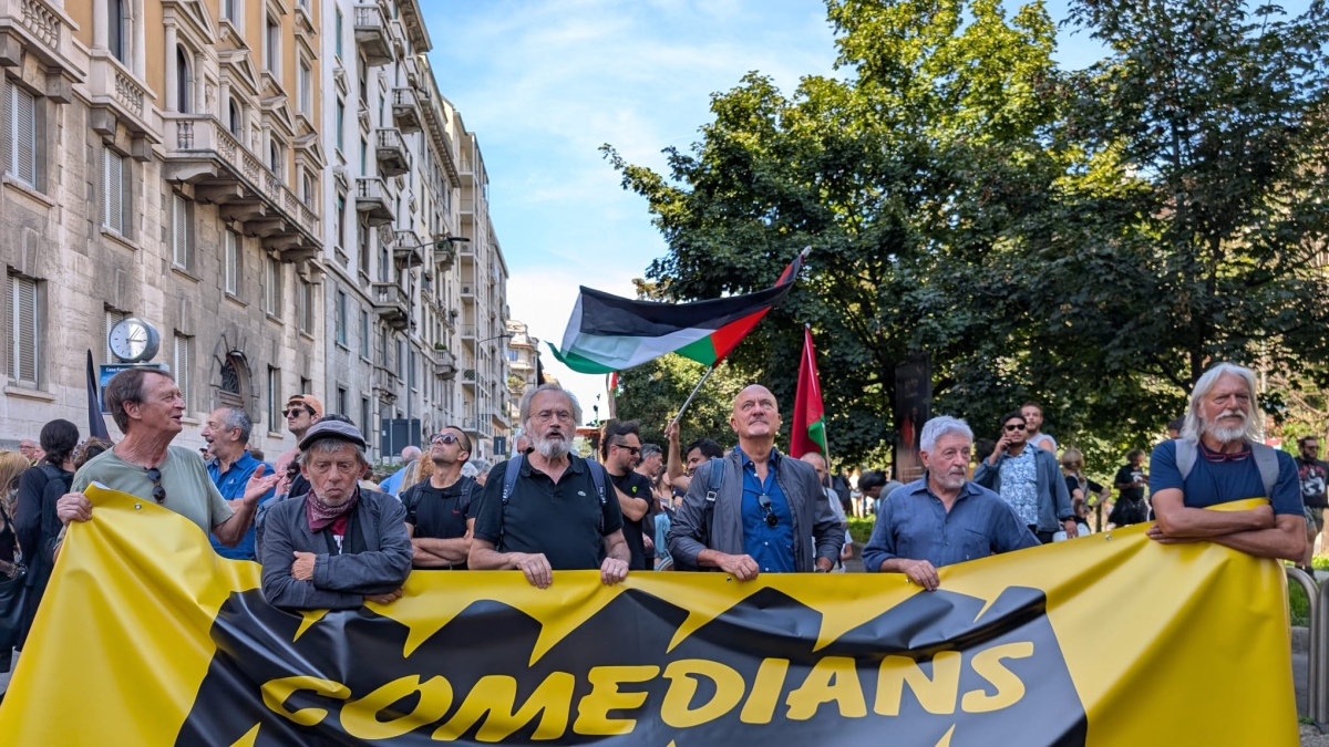 Manifestazione a Milano per il Leoncavallo: le notizie in diretta | Concluso il corteo in piazza Duomo. La Russa: «Insulti a Piantedosi inaccettabili»