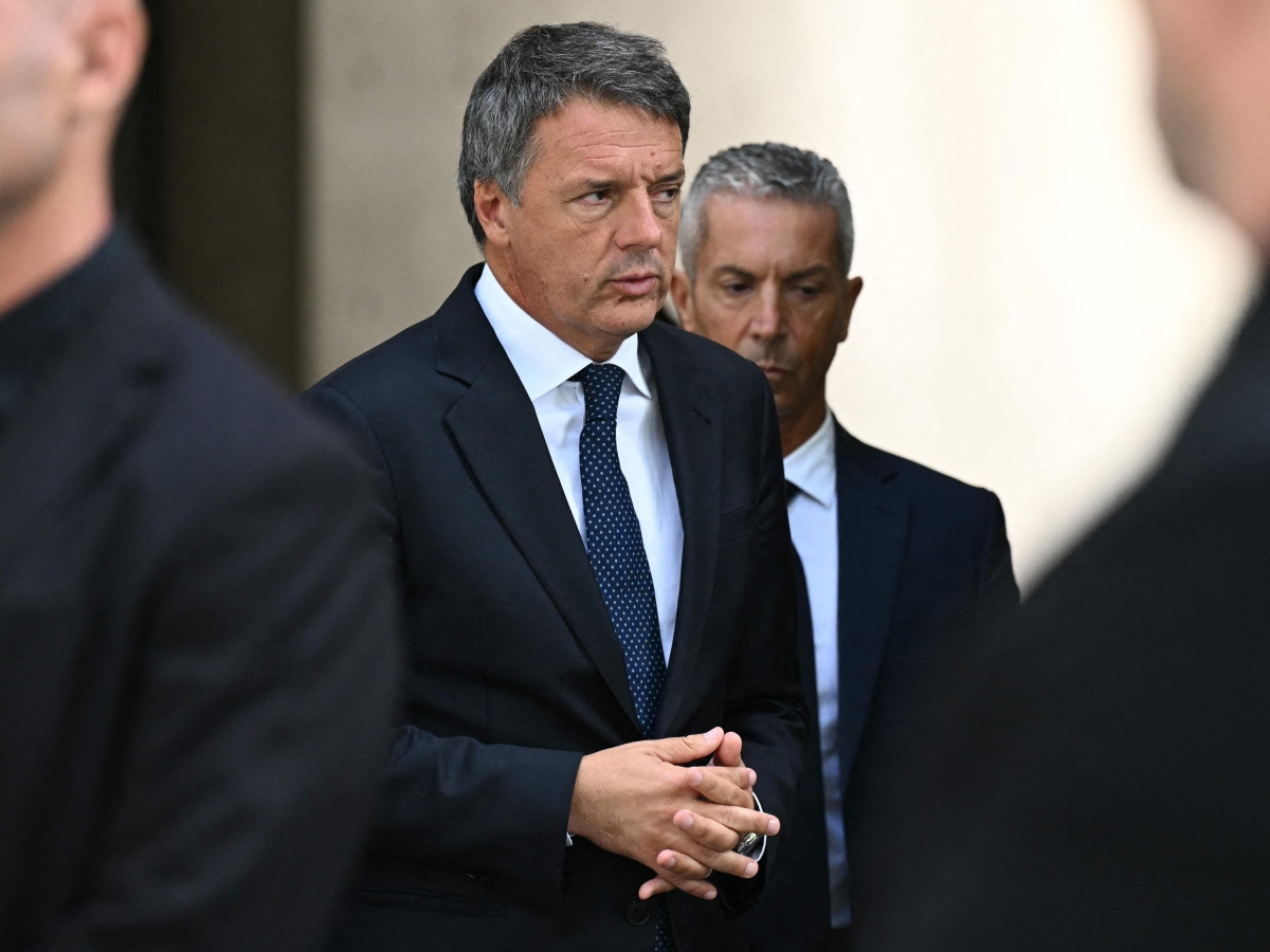 Matteo Renzi alla camera ardente di Giorgio Armani: «Rendo omaggio a un Maestro, negli anni del governo l'ho sentito vicino»