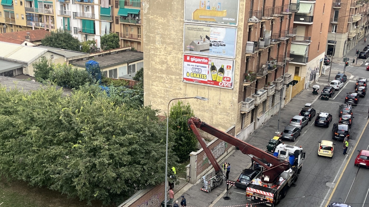 Torino, operaio egiziano 68enne muore cadendo dal cestello di una gru in via Genova mentre attacca cartelloni. È la stessa strada della tragedia del 2021