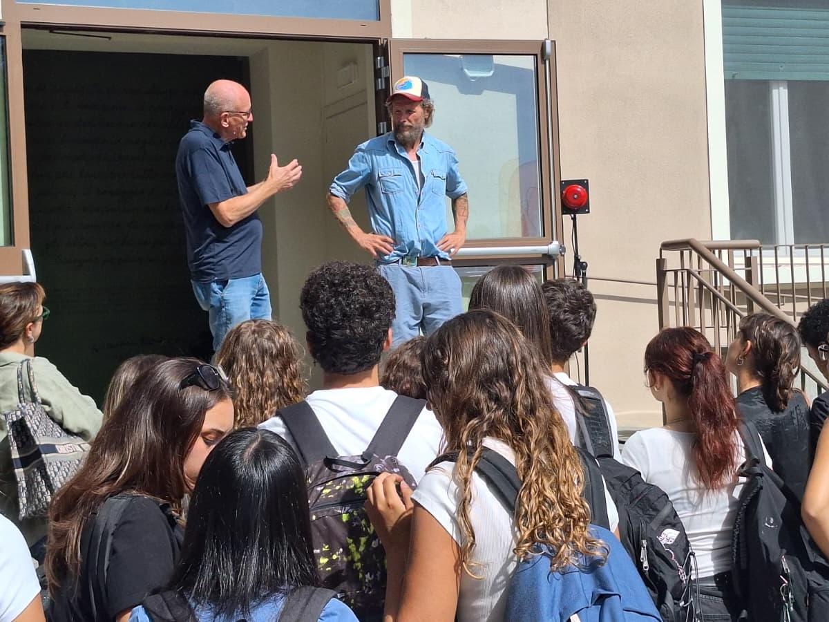 La «lezione» di Jovanotti ai giovani di Rondine: «Siete ragazzi fortunati perché studiate per diventare leader di pace»