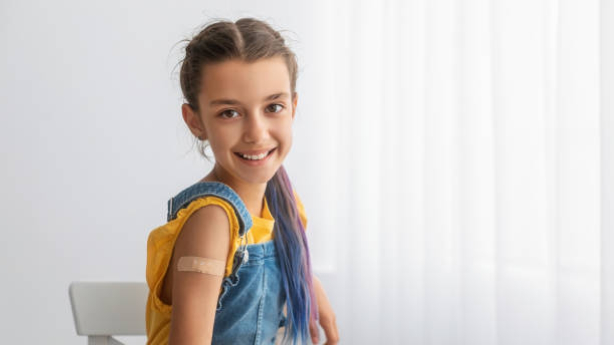 Adolescenti e vaccini: l'anti-HPV previene alcuni tumori ma è poco utilizzato, l'anti-meningococco B gratuito solo in 14 Regioni