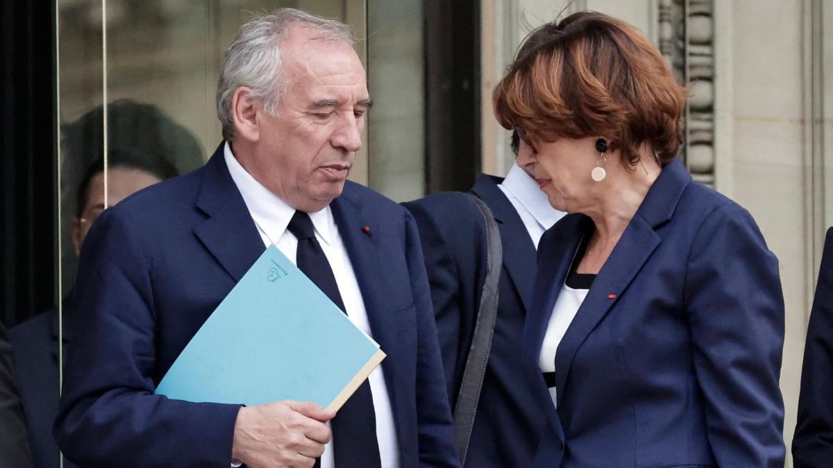 Francia, cade il governo Bayrou: il premier rassegnerà le dimissioni domani mattina. Macron nominerà il suo successore nei prossimi giorni