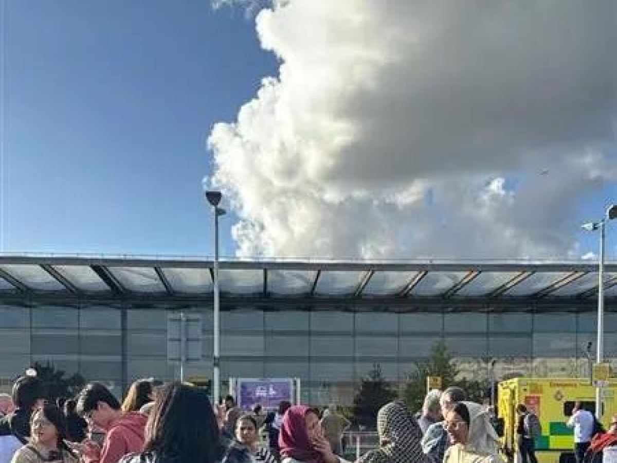 Londra, evacuato il il terminal 4 di Heathrow: «Sospetta fuga di sostanze pericolose»