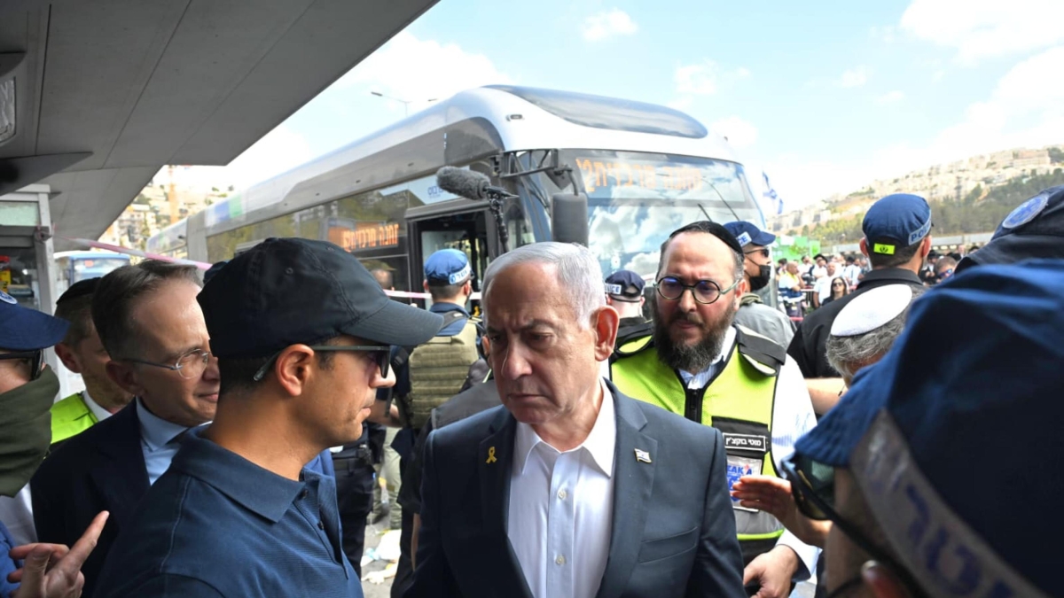 Netanyahu dopo l’attentato all'autobus: «La guerra non è solo a Gaza, ma anche a Jenin e Gerusalemme»