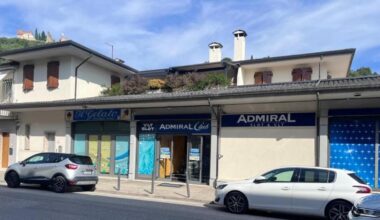 Aggredita dall'ex in sala slot, la testimone: «Lui la colpiva con il coltello. Trenta uomini sono fuggiti, io mi sono messa in mezzo»